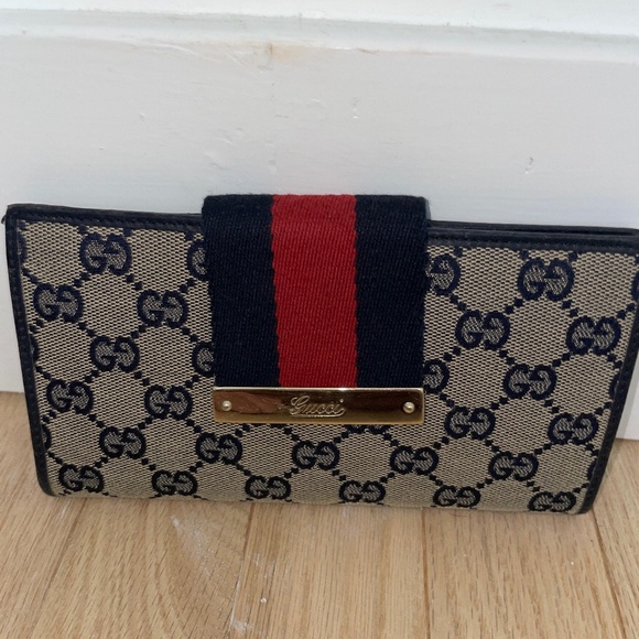 Gucci Handbags - Authentic Gucci Wallet